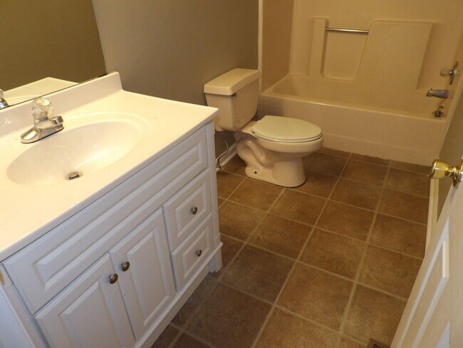 Building Photo - 244 Meadowview Dr