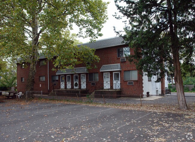 Building Photo - Collins Court Apartments