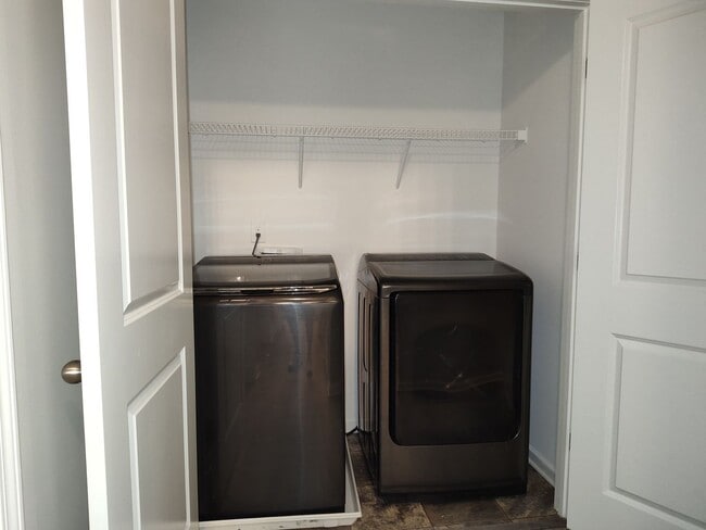 Building Photo - Beautiful Townhome in Berkshire!