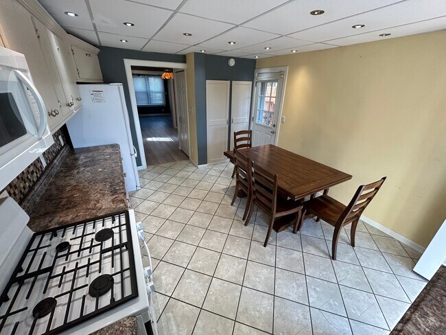 Building Photo - 1216 Elm St