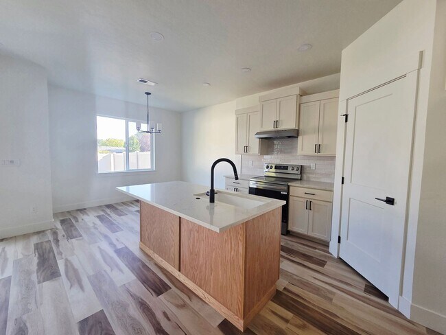 Building Photo - 560 Desert Rose Ave