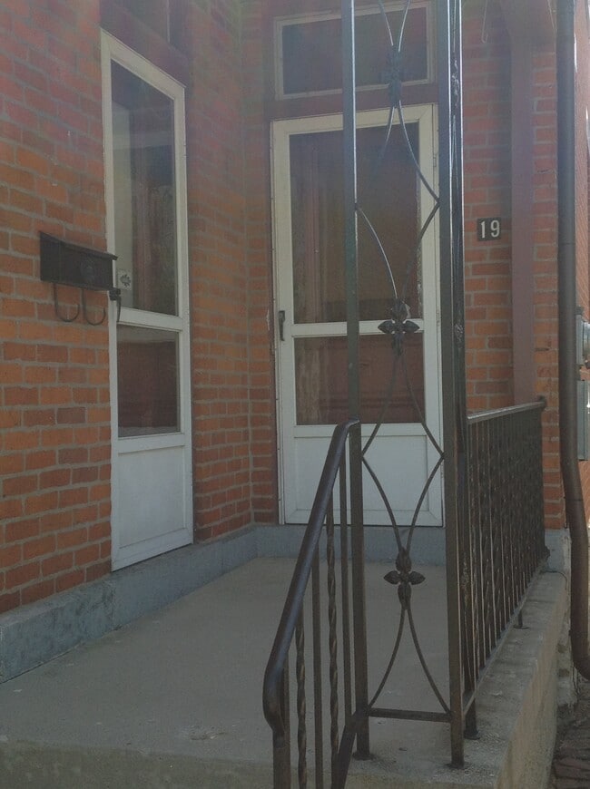 Building Photo - 19 W Frankfort St