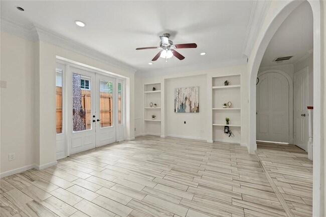 Building Photo - 201 Vanderpool Ln