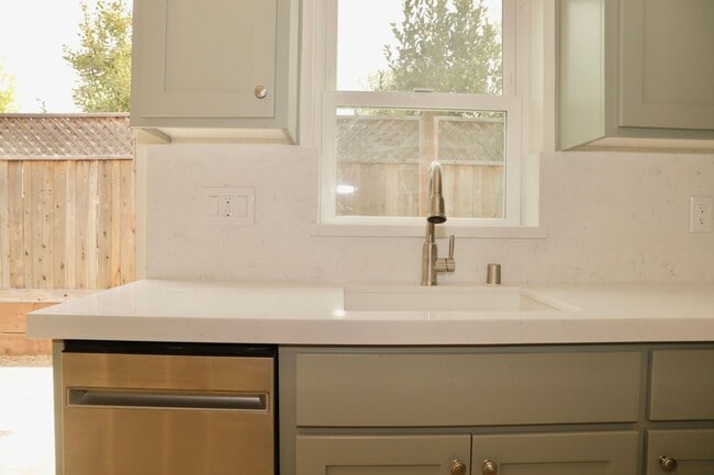 Building Photo - New Willow Glen Dream Back Cottage