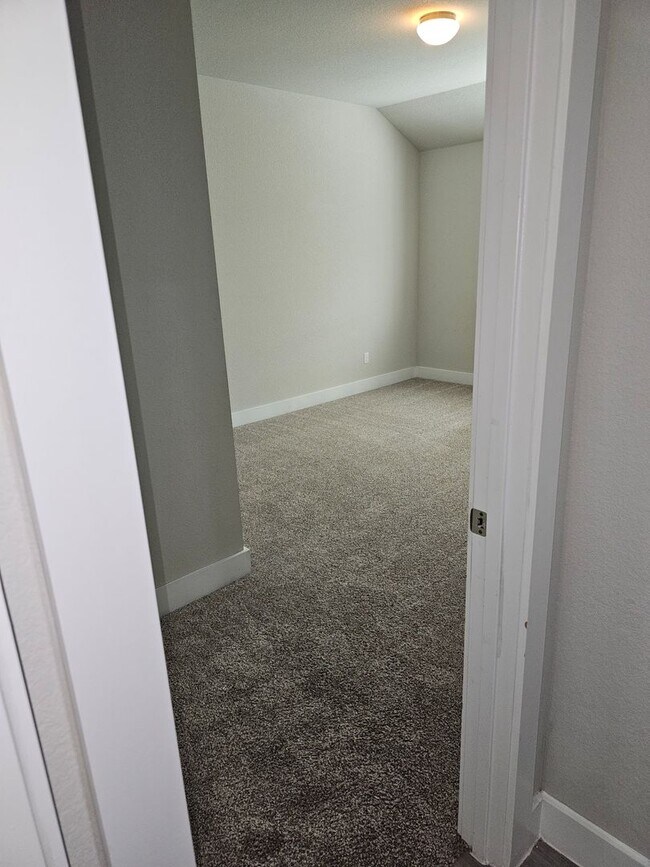 Building Photo - $500 discount for Lease signed in June!