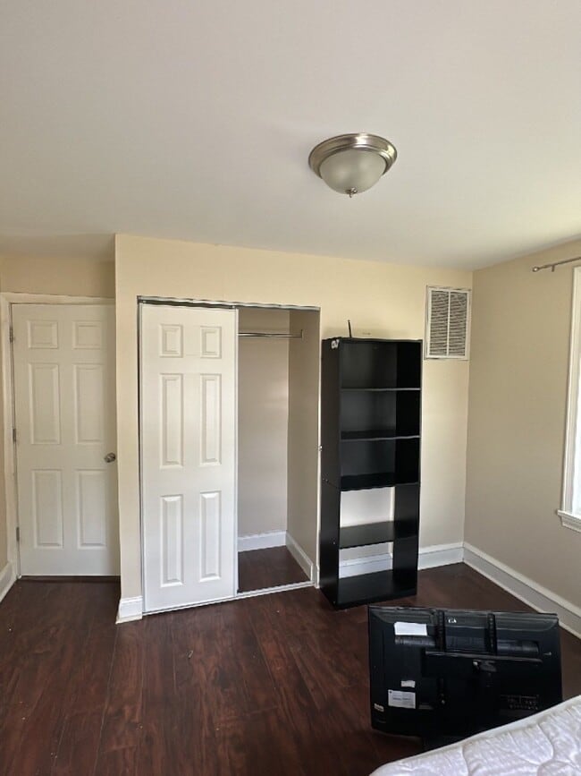 Building Photo - 558 Cincinnati Ave