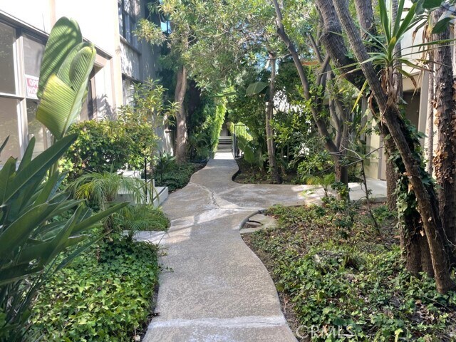Building Photo - 630 San Vicente Blvd
