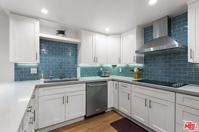 Building Photo - 321 S San Vicente Blvd