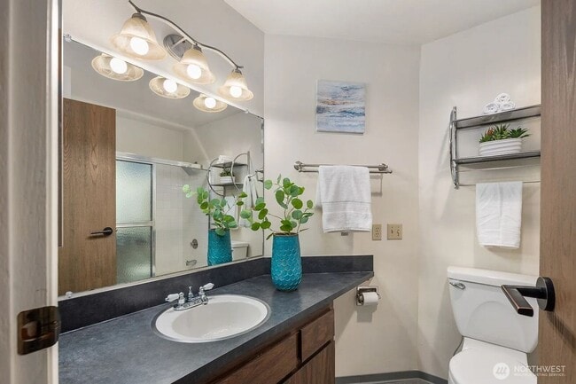 Building Photo - 3 Bedroom 2 Bathroom Plus Parking