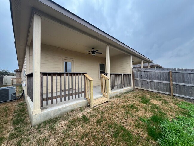 Building Photo - 3/2 Duplex in New Braunfels, TX