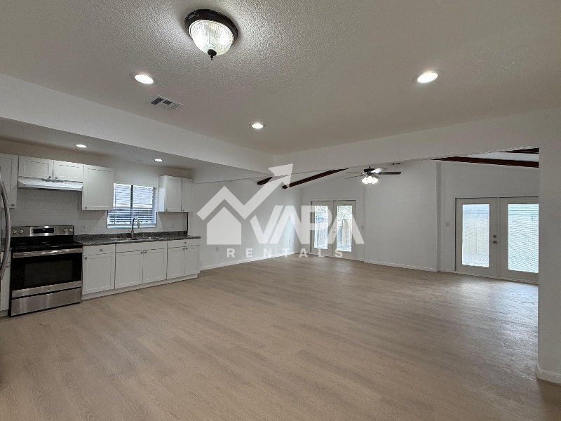 Building Photo - 8007 Lake Forest Dr