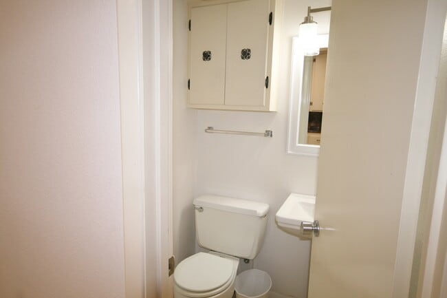 Building Photo - 2 Story Condo on Golf Course / A Great Vie...