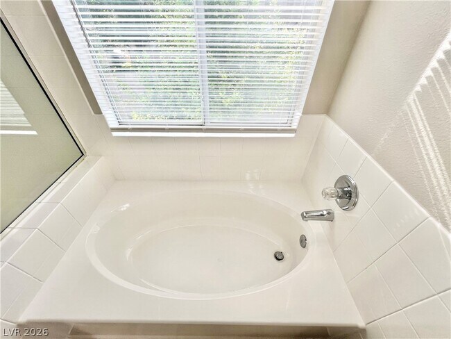 Building Photo - 1705 Encarta St