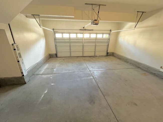 Building Photo - Beautiful 3 bedroom 2.5 bathroom home is M...