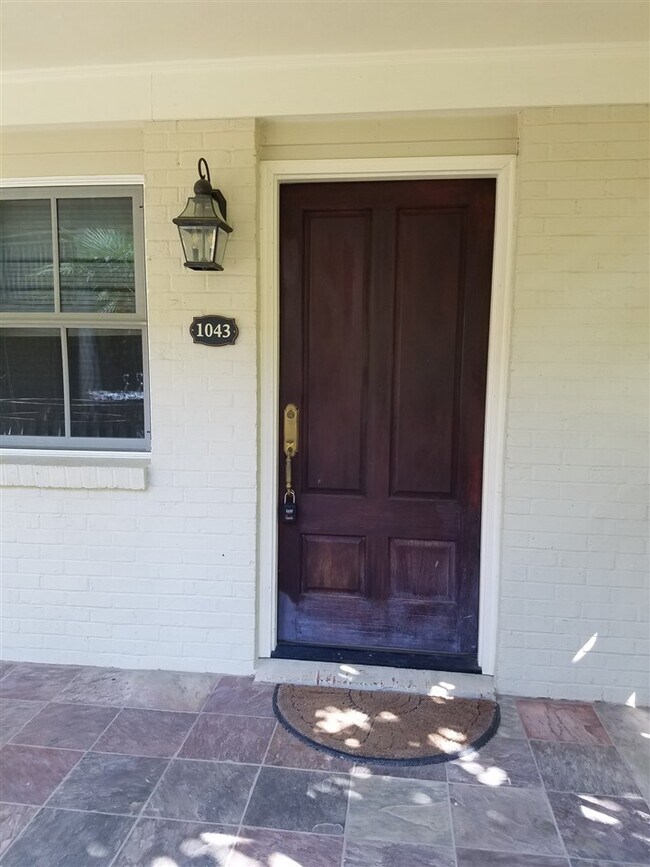 Building Photo - 1043 Martin St