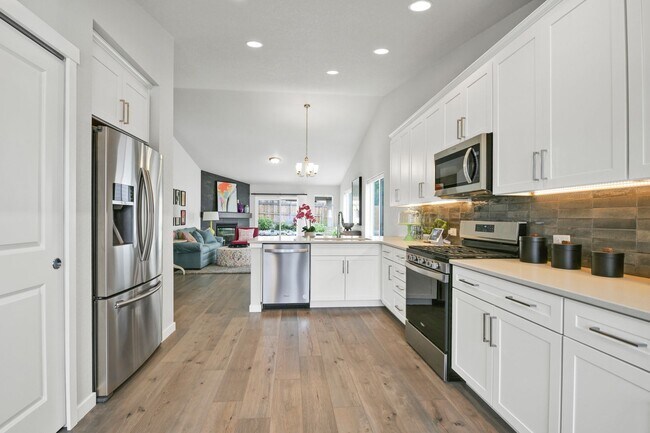 Building Photo - Beautiful "like new" home available for re...