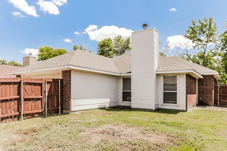 Building Photo - 2823 St Martin Dr