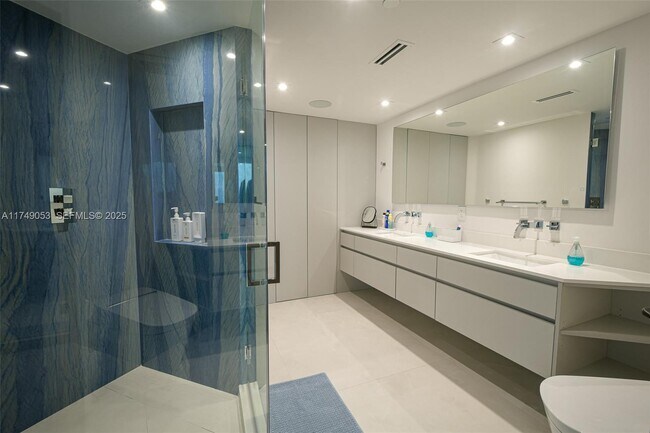 Building Photo - 16699 Collins Ave