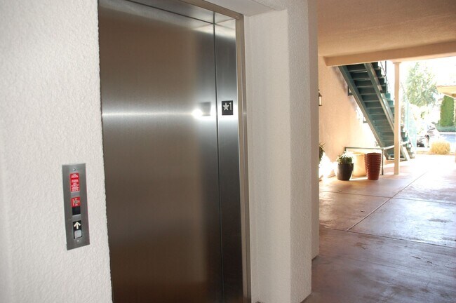 Building Photo - Nice Condo w/Garage in Roseville
