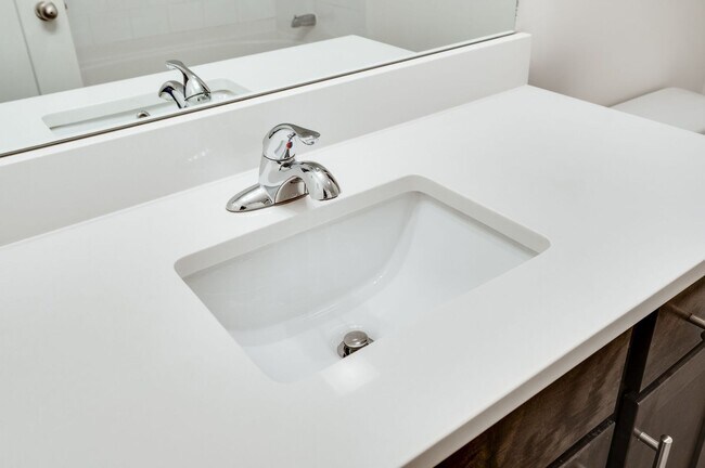 Building Photo - Beautiful 2BE/2.5BA townhouse located in the very desirable Nations!