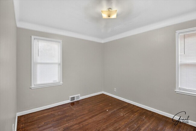 Building Photo - $1300 3 bedrooms