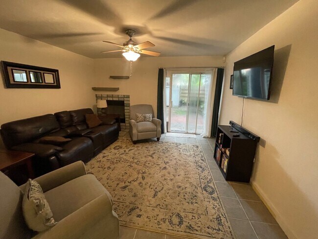 Building Photo - Beautifully Furnished 2/1.5 in Haystacks