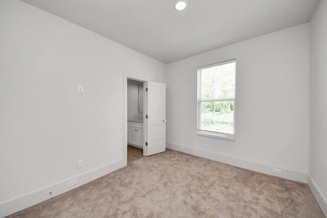 Building Photo - 1049 Glenn Ave