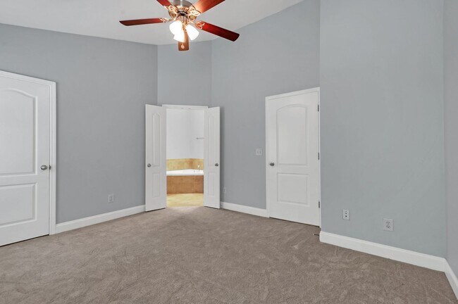 Building Photo - Awesome 3BE/2.5BA home in Bellevue!