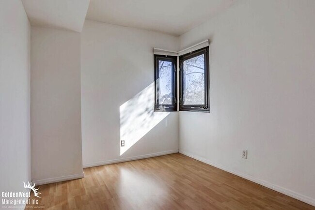 Building Photo - Bright & Airy 2Bdm 1Ba Townhome in San Diego!