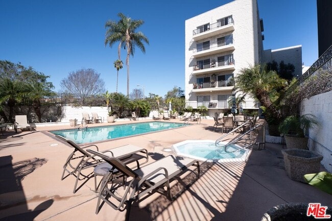 Building Photo - 1115 S Elm Dr