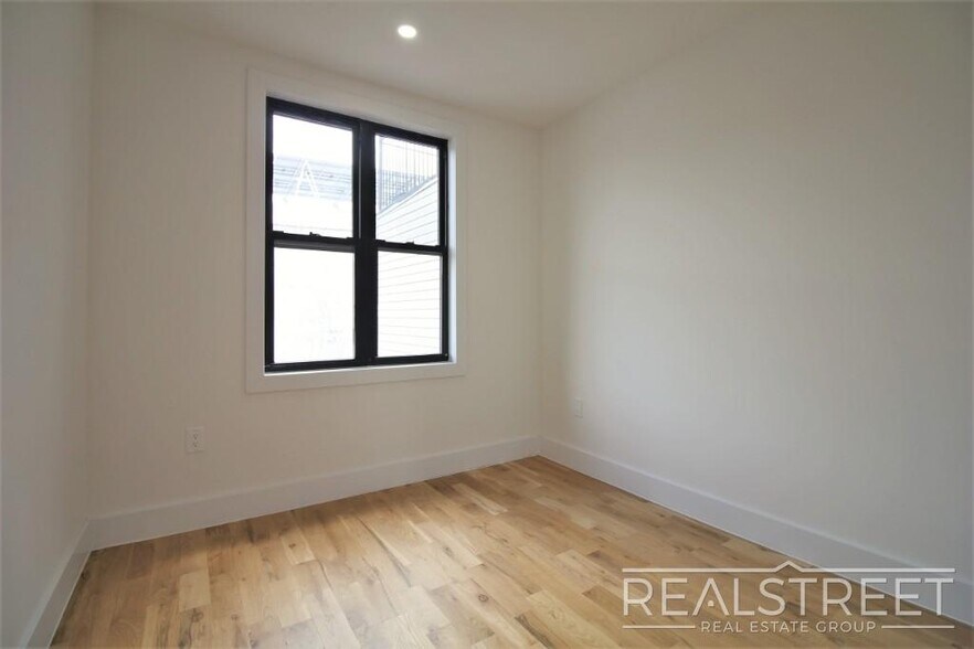 Building Photo - Stunnging NEW 4 Bed floor trhu in Bed Stuy/Ocean Hill with in unit W/D!