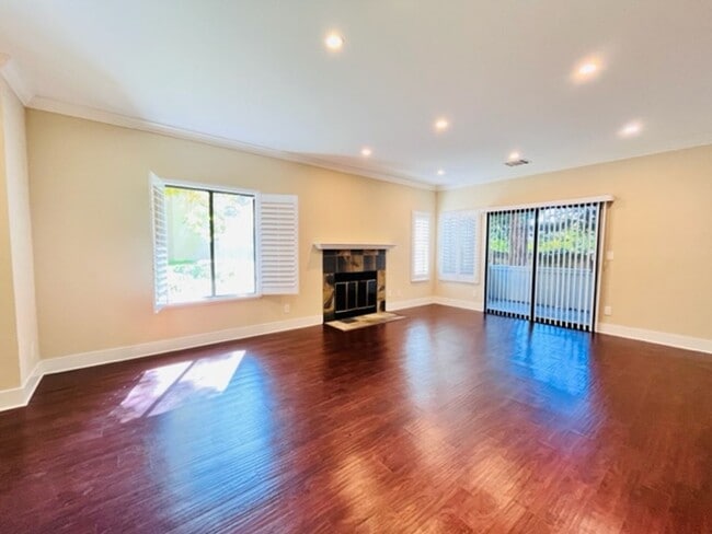 Building Photo - Beautiful, Lower-Level 2BD/2BA, Corner Con...