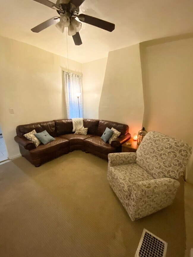 Building Photo - Spacious 3 or 4 Bedroom 2 Bathroom Available in Oakland, Modern Updates and Great Front Porch and...