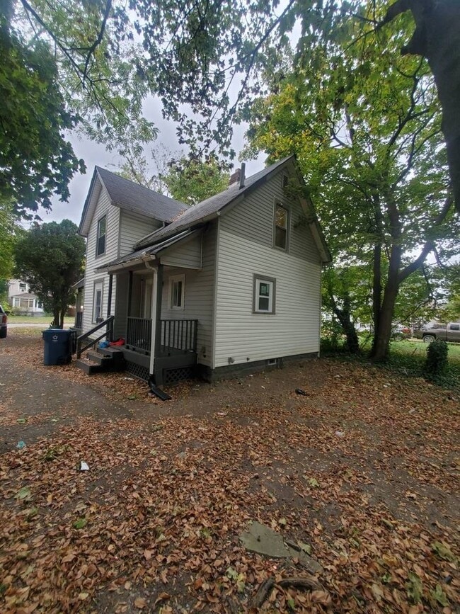 Building Photo - Charming 4-Bedroom Property in Prime Location