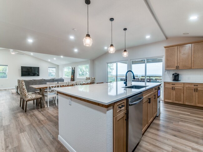 Building Photo - 268 White Oak Dr
