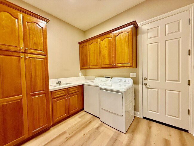 Building Photo - Executive Home available NOW