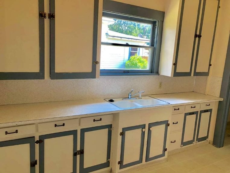 Building Photo - 802 10th Ave