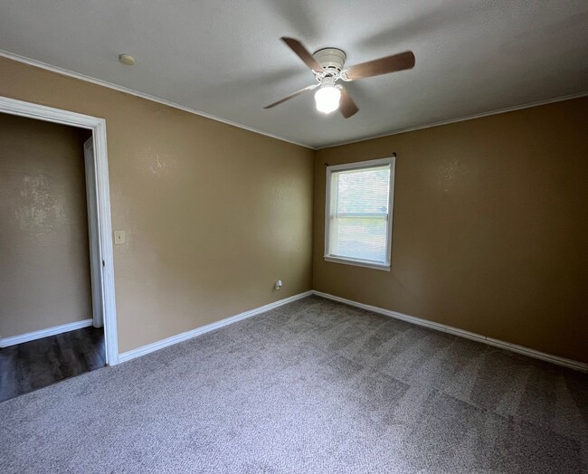 Building Photo - 4 bedroom 2 bath!