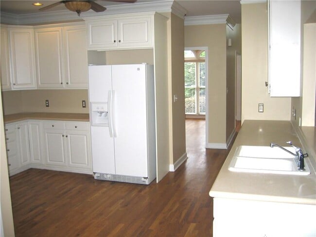 Building Photo - 1074 Pine Grove Ave NE