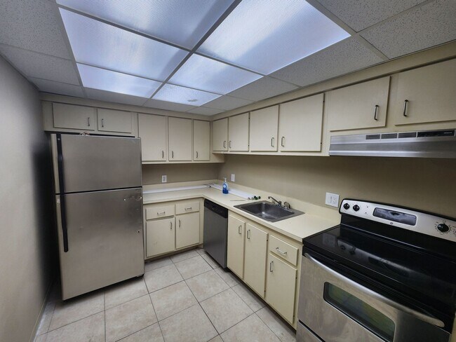 Building Photo - Large Nice and Clean 1BR/1.5BA with Great Layout  in Prime Inverrary Location (Rent includes wate...
