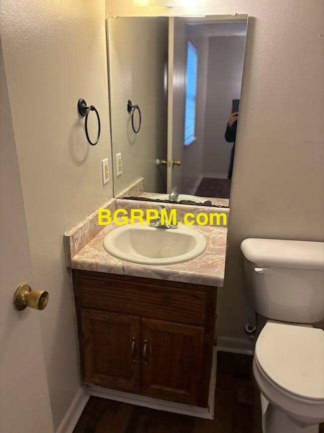 Building Photo - 3 BD, 1 1/2 BA, Home in Sherwood