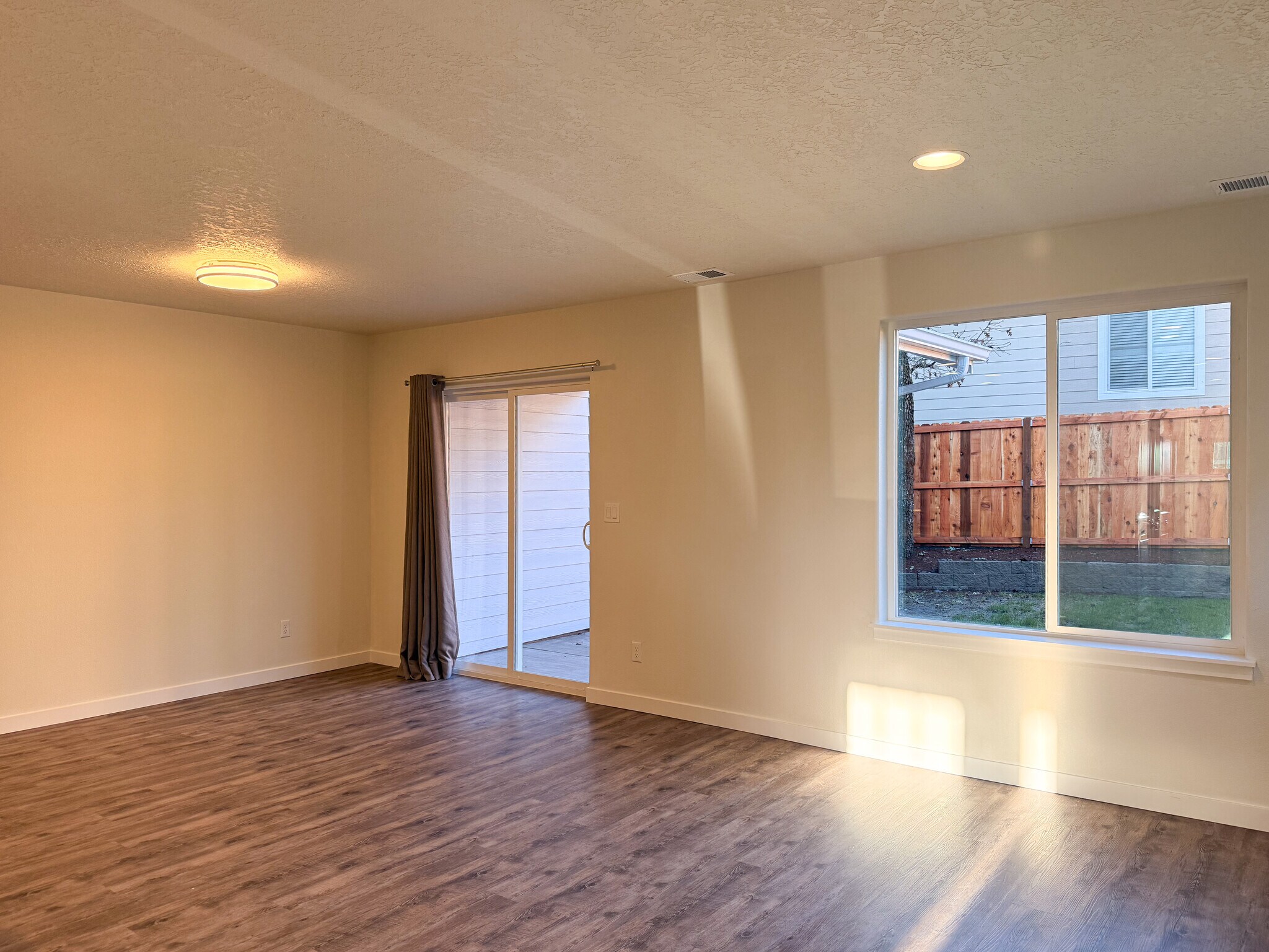 Building Photo - 507 NW Hillcrest Dr