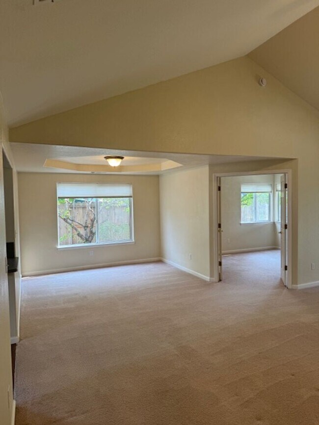 Building Photo - Home in Country Heights with Landscaping i...