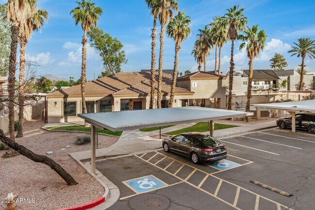 Building Photo - 920 E Devonshire Ave