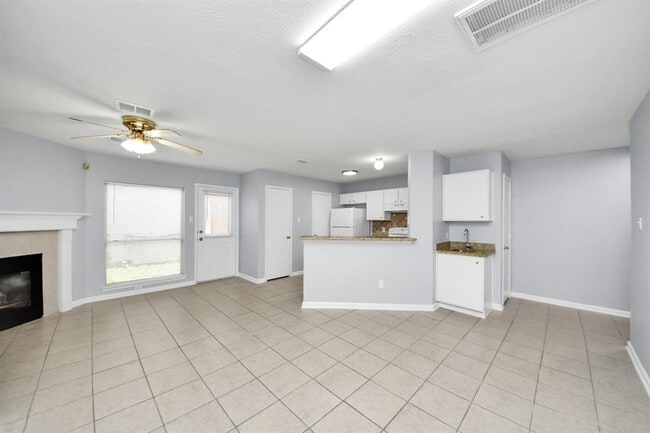 Building Photo - 10405 Shadow Oaks Dr