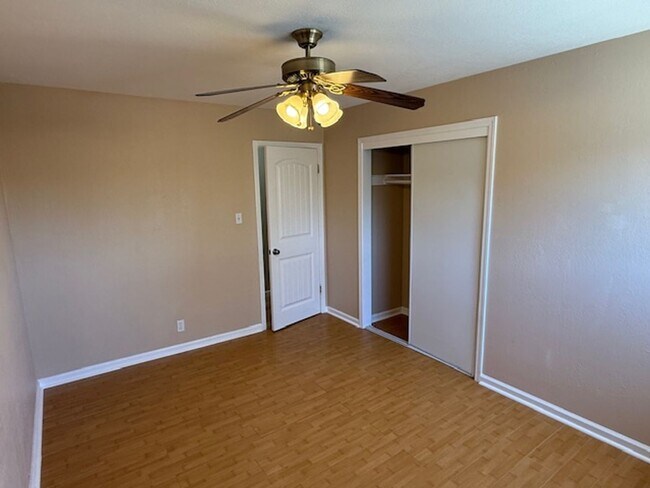 Building Photo - Spacious 3-bedroom home in Quiet El Sobran...
