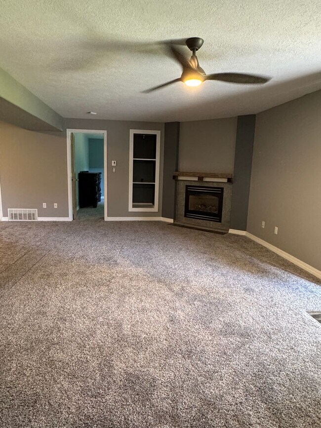 Building Photo - Spacious and Private 5-Bedroom Home for Re...