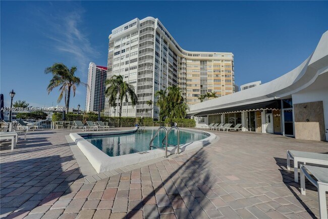 Building Photo - 100 Golden Isles Dr