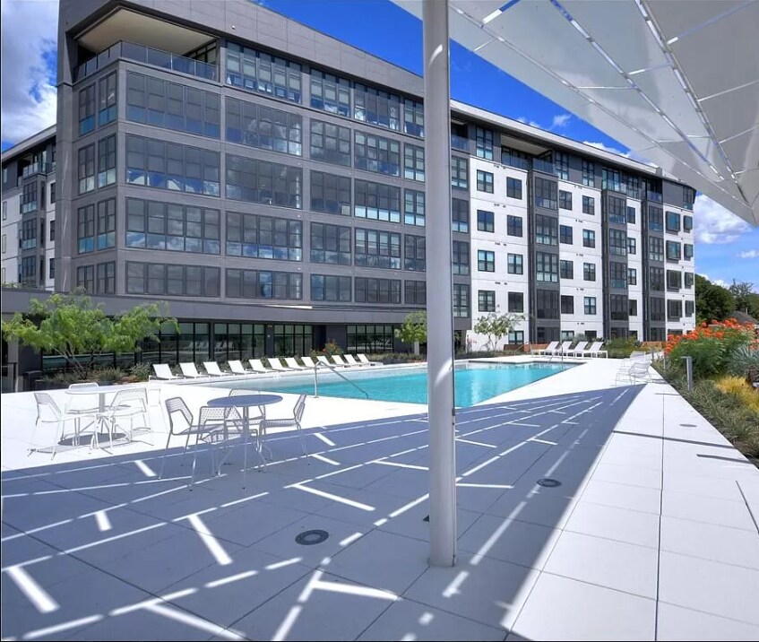 Building Photo - 800 Embassy Dr