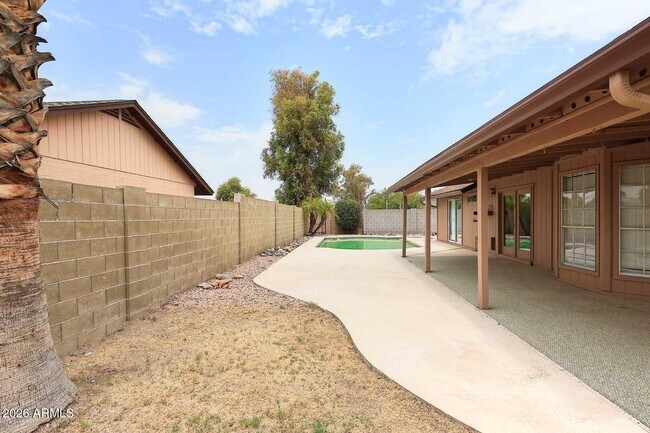 Building Photo - 1904 N Arrowhead Cir